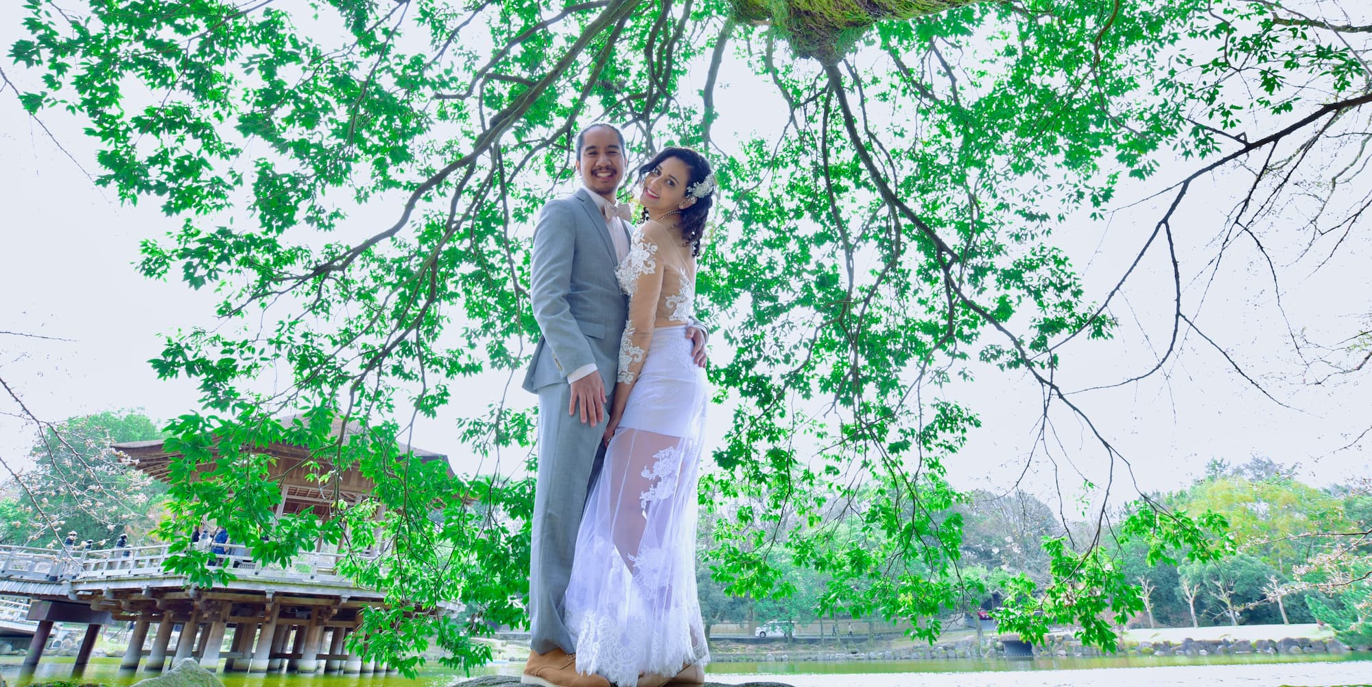 奈良の浮御堂でフォトウェディングを撮っているドレス姿の花嫁とタキシード姿の新郎