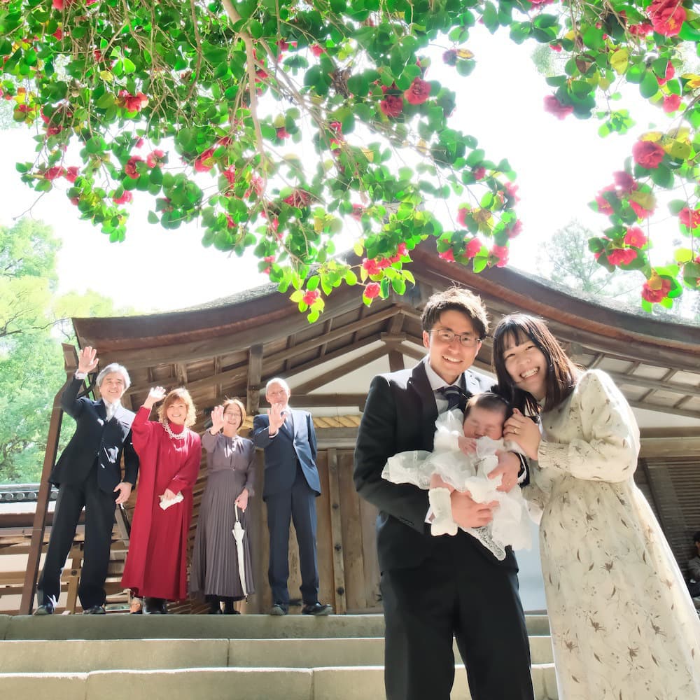 春日大社でお宮参りのお祝いをしている家族