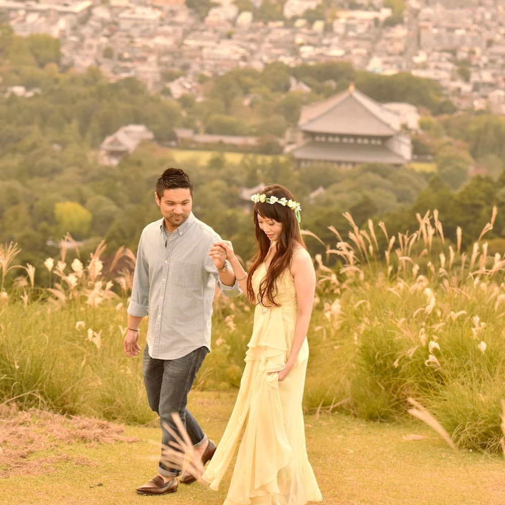 若草山を歩く新郎様と新婦様