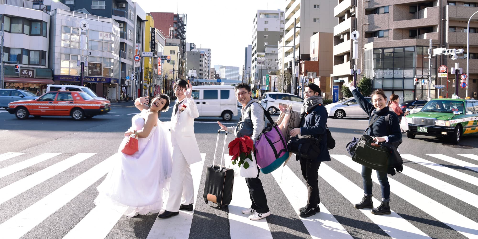 東京の街中でフォトウェディングを撮っているスタッフと新郎新婦