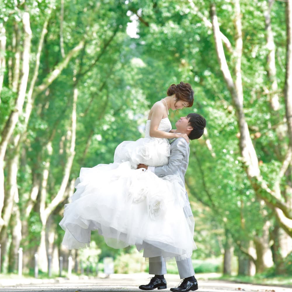 ウエディングドレスを着た花嫁とタキシード姿の新郎