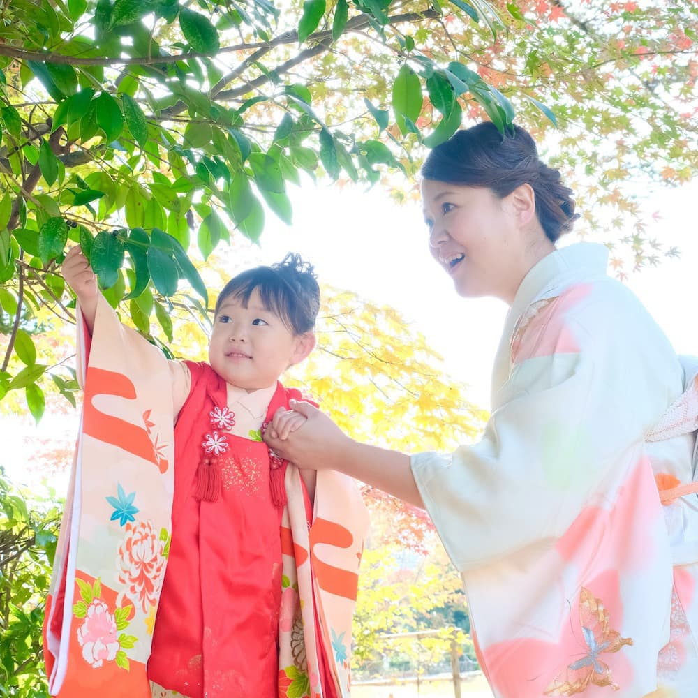 七五三の着物を着ている女の子と母親